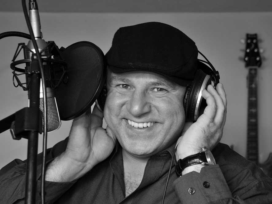 Franco Maiorano am Mikrofon im Studio