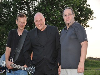 Mit dem Ergebnis der Dreharbeiten zum neuen Musikvideo der Deutschrock-Band FREIFLUG waren alle sehr zufrieden Mit dem Ergebnis der Dreharbeiten zum neuen Musikvideo der Deutschrock-Band FREIFLUG waren alle sehr zufrieden
